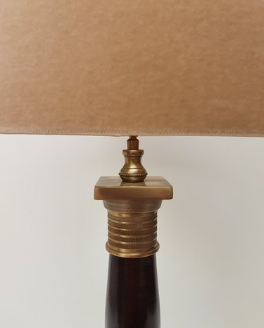 metaal messing Tabacco voet Stout Verlichting met ecru velour kap Eichholtz 2