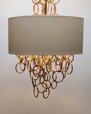hanglamp kroonluchter met metaal gouden ringen in een ecru kap Labyrinthe 