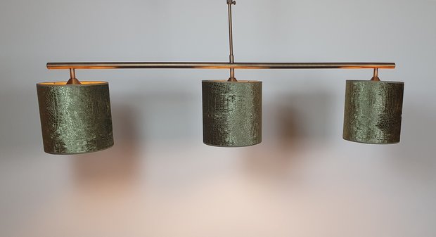 strak modern messing hanglamp met 3 kappen groen slangenprint (4)