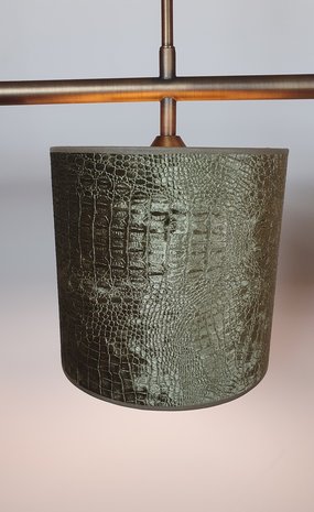 strak modern messing hanglamp met 3 kappen groen slangenprint (4)