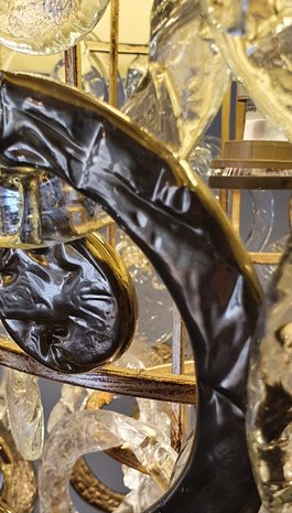 hanglamp met glazen en gouden schakelringen in een gouden frame  in een lampenkap van Lumiere sjiek eigentijds  (8)