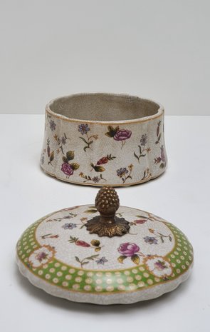 decoratie potje   rond met motief voor sieraden zeep ringen met messing knopje op deksel