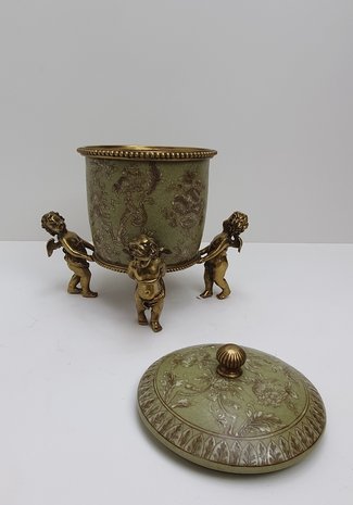 Aardewerk pot met messing parelrand langs deksel en messing knopje gedragen door 4 massief messing engeltjes