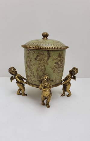 Aardewerk pot met messing parelrand langs deksel en messing knopje gedragen door 4 massief messing engeltjes