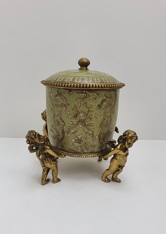 Aardewerk pot met messing parelrand langs deksel en messing knopje gedragen door 4 massief messing engeltjes