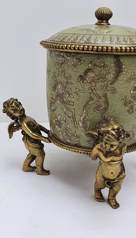 Aardewerk pot met messing parelrand langs deksel en messing knopje gedragen door 4 massief messing engeltjes