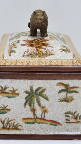Aardewerk decoratieve box exotisch beschilderd met palmbomen met deksel en messing nijlpaard als handvat. 