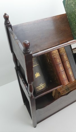 Engels mooi klein antiek meubeltje  " booktrough oak "'    Sfeermeubeltje 