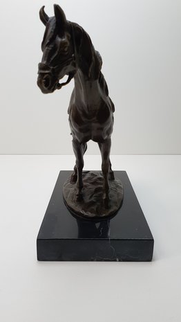 Bronzen beeld van paard met zadel op marmer kunst beeld 