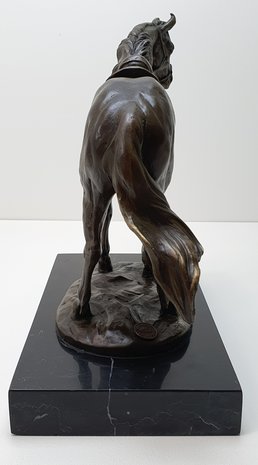 Bronzen beeld van paard met zadel op marmer kunst beeld 