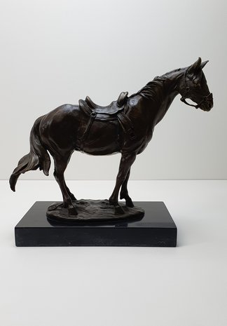 Bronzen beeld van paard met zadel op marmer kunst beeld 