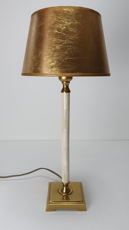 Exclusieve verlichting in roomwit met gouden details zoals vierkant voetje en bladgouden lampenkap