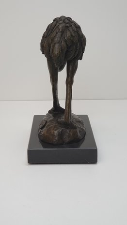 struisvogel van brons op marmer voet
