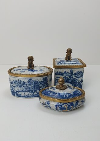 Aardewerk Delfts blauw vierkant doos met brons messing rand langs deksel en zittend hondje als handvat