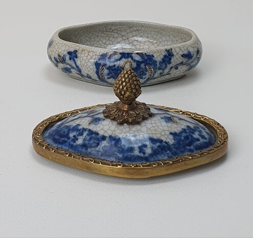 Decoratief aardewerk box in ovale vorm Delfts blauw met brons messing handvat en afwerkrand 