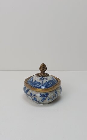 Decoratief aardewerk box in ovale vorm Delfts blauw met brons messing handvat en afwerkrand 