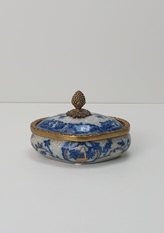 Decoratief aardewerk box in ovale vorm Delfts blauw met brons messing handvat en afwerkrand 