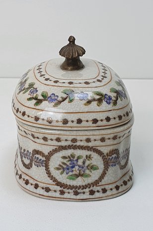 aardewerk bakje met messing detail en bloemmotief in de kleur zand groen beige en blauw met craquele effect 