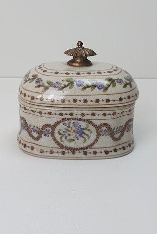 aardewerk bakje met messing detail en bloemmotief in de kleur zand groen beige en blauw met craquele effect 