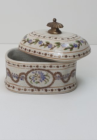 aardewerk bakje met messing detail en bloemmotief in de kleur zand groen beige en blauw met craquele effect 