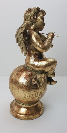 viool spelende engel zittend op een bol in goud gepatineerde gemaakt van kunsthars