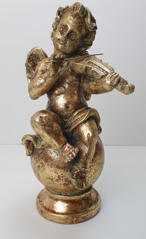 viool spelende engel zittend op een bol in goud gepatineerde gemaakt van kunsthars