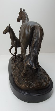 bronzen paard met veulen op marmer