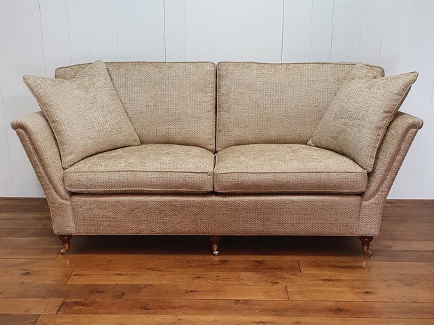 Bank Engelse sofa met hoge strakke arm en messing wiel