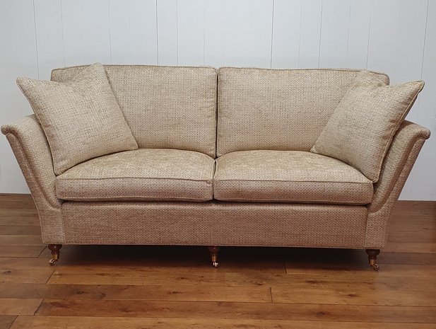 Bank Engelse sofa met hoge strakke arm en messing wiel