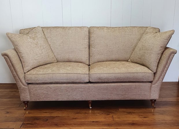 Bank Engelse sofa met hoge strakke arm en messing wiel