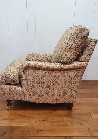 Klassieke Engelse fauteuil met wieltjes in Dickens meubelstof