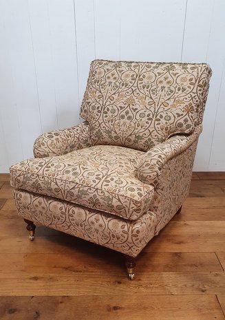 Klassieke Engelse fauteuil met wieltjes in Dickens meubelstof