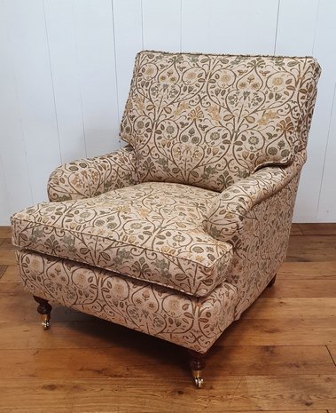 Klassieke Engelse fauteuil met wieltjes in Dickens meubelstof