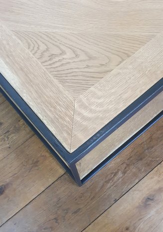 UITVERKOCHT!! salontafel vierkant met eiken parket inleg en stoer stalen frame in zwart industrieel uiterlijk
