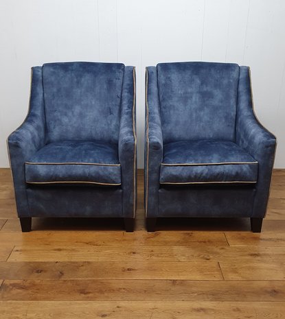 Fauteuil in blauwe velours met contra biezen. Vaste strakker rug met arm en los kussen