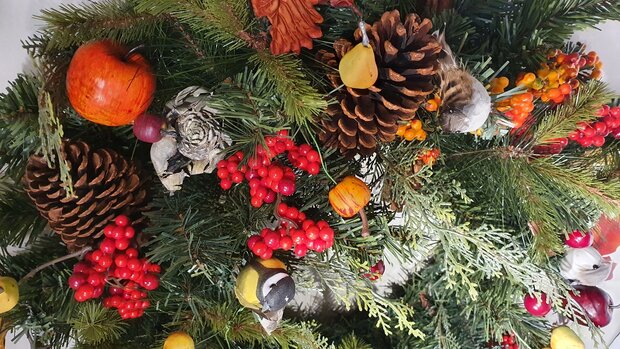Luxe kerstkrans herfstkrans 60 cm doorsnee met rode bessen denne-appels herfstbladeren en vogeltjes
