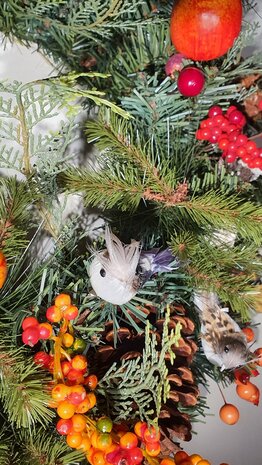 Luxe kerstkrans herfstkrans 60 cm doorsnee met rode bessen denne-appels herfstbladeren en vogeltjes