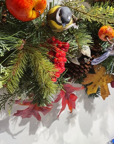 Luxe kerstkrans herfstkrans 60 cm doorsnee met rode bessen denne-appels herfstbladeren en vogeltjes