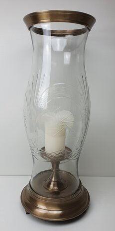 Groot windlicht van goudkleurige standaard met glas