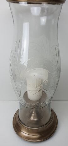 Groot windlicht van goudkleurige standaard met glas