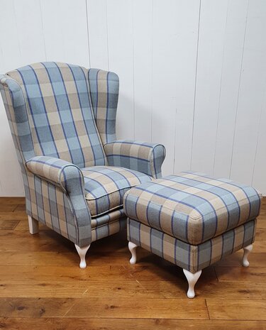 Wing chair in blauwe ruit