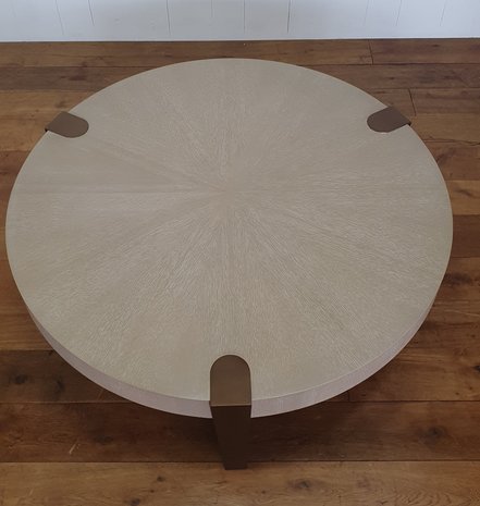 Salontafel rond eiken fineer met geborsteld messing poten. Prijs op aanvraag