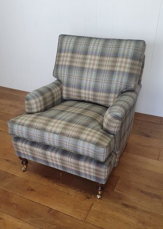 Klassiek Engelse fauteuil in Mulberry wollen tartan ruit