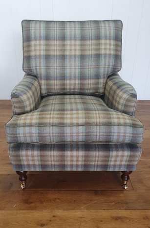 Klassiek Engelse fauteuil in Mulberry wollen tartan ruit