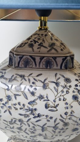 aardewerk lampvoet met blauwe tekening en blauwe kap