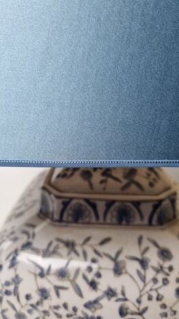 aardewerk lampvoet met blauwe tekening en blauwe kap