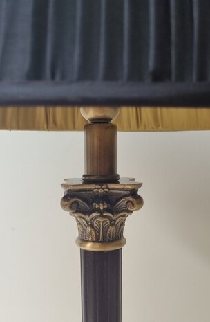 Empire style mahonie kleur houten voet met messing details