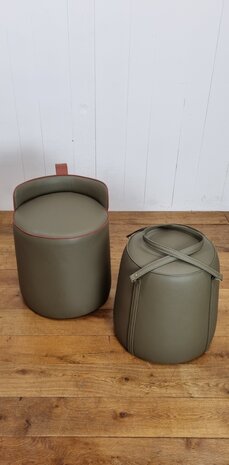 Voetenbank      stool in leerlook 