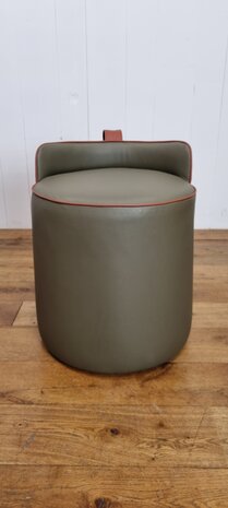 Voetenbank      stool in leerlook 