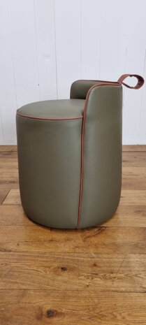 Voetenbank      stool in leerlook 